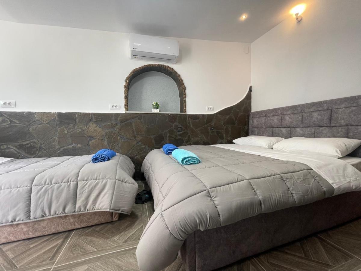 Ylli Guesthouse Përmet Buitenkant foto