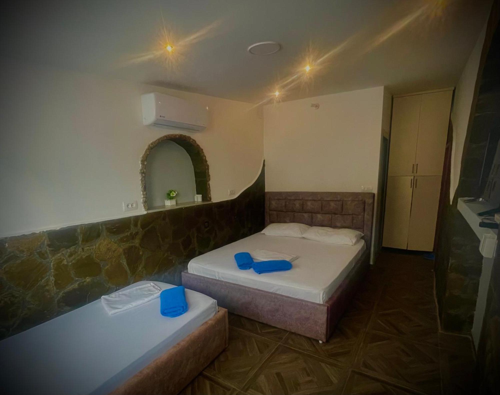 Ylli Guesthouse Përmet Buitenkant foto